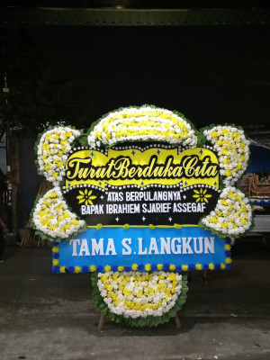 Papan Bunga Duka di Kedai Durian