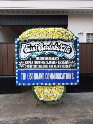 Papan Bunga Duka di Kedai Durian